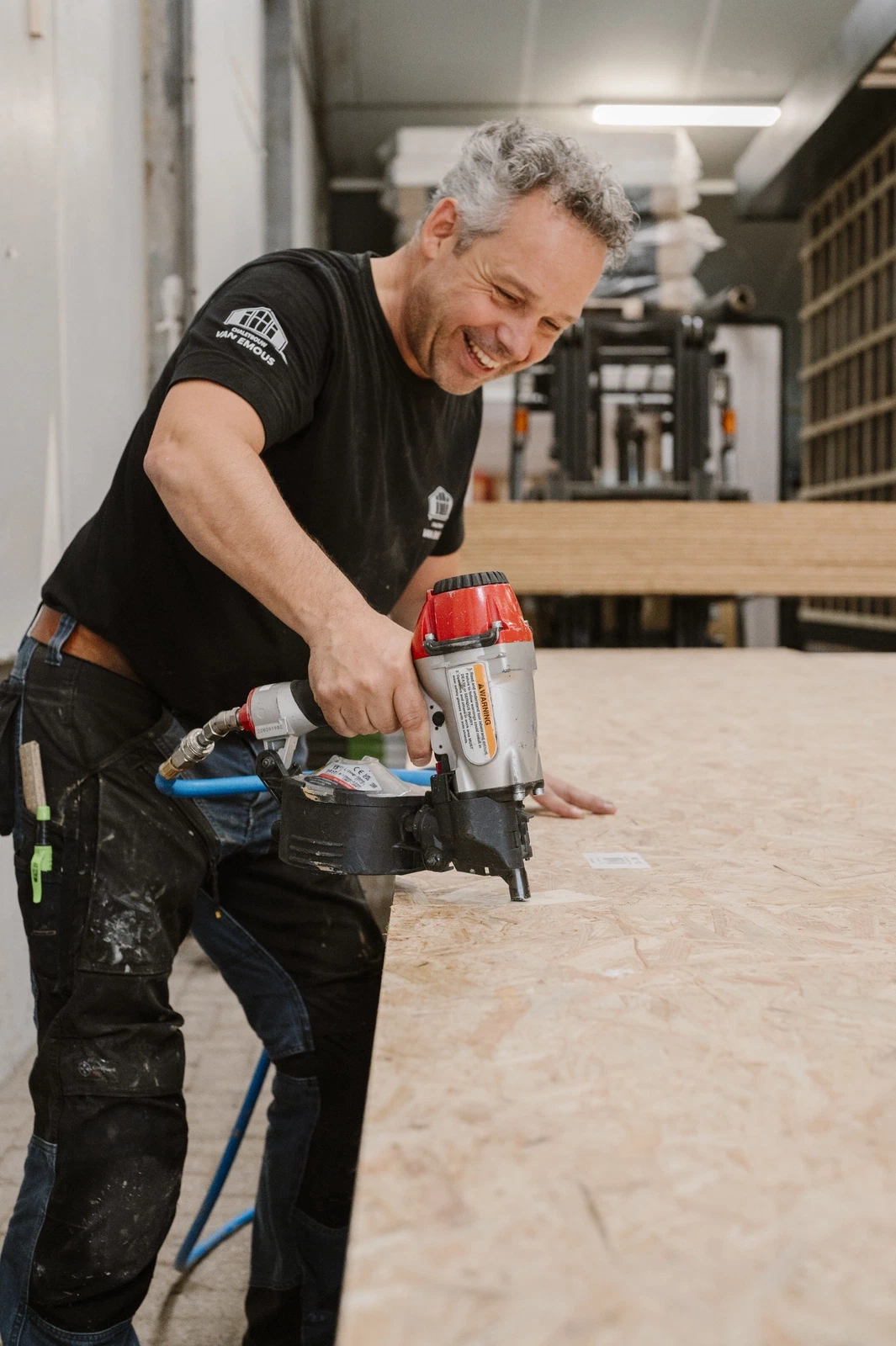 Medewerker Rien hard aan het werk