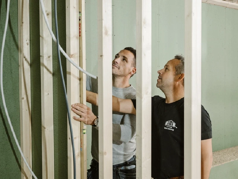 Van Emous brochure op een stoel