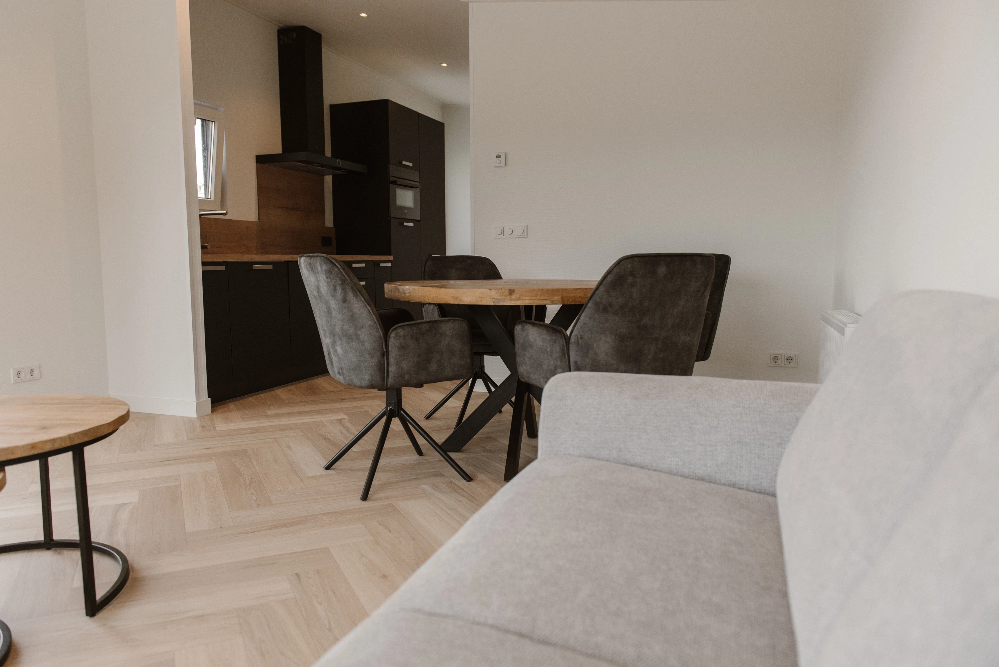 Mevrouw leest een boek in haar woning